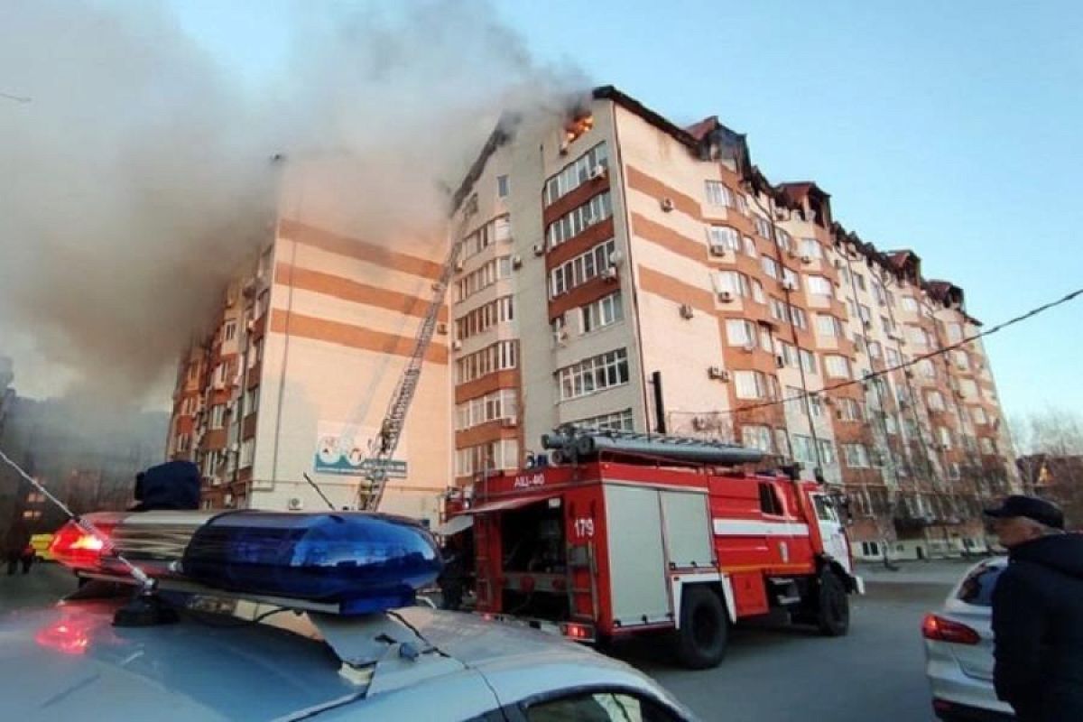 Ветер осложняет тушение пожара в многоэтажном доме в Анапе