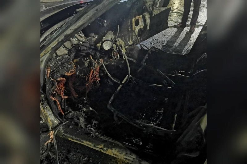 Сотрудники МЧС потушили горящий автомобиль