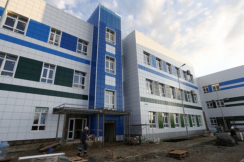 Новая школа по улице Изобильной в Краснодаре готова на 80%