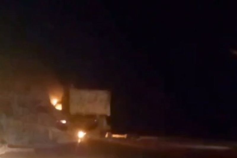 На Кубани в огненном ДТП с большегрузами пострадал водитель КамАЗа