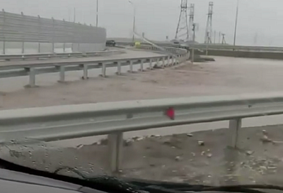 Мощный ливень обрушился на Крым: подтоплена трасса «Таврида», вода зашла в дома