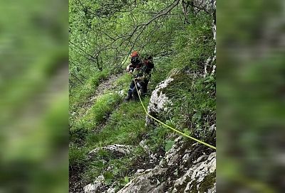 Спасатели эвакуировали мужчину, получившего травму ноги в горах Сочи
