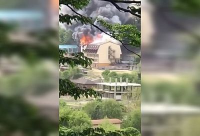 Крупный пожар произошел в гостинице в Туапсинском районе