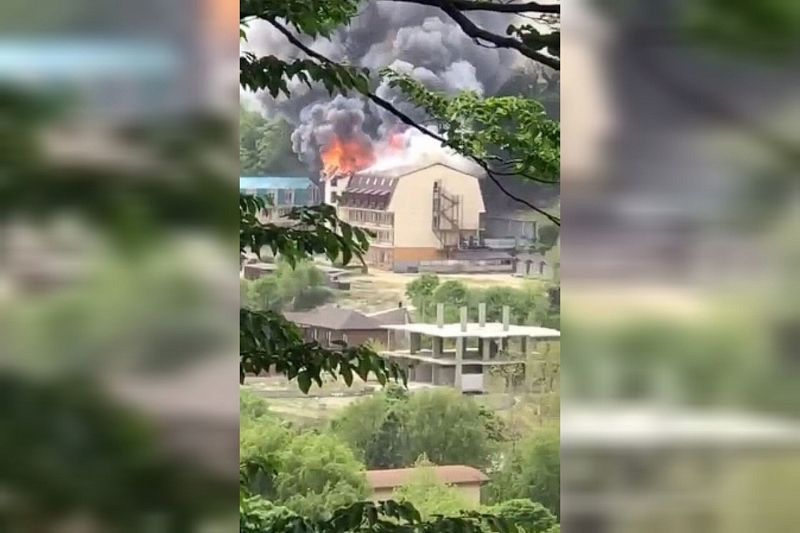 Крупный пожар произошел в гостинице в Туапсинском районе