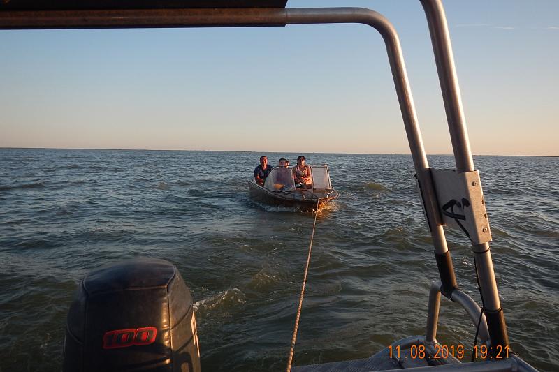 В Краснодарском крае спасатели эвакуировали семью с детьми, застрявшую на лодке посреди лимана