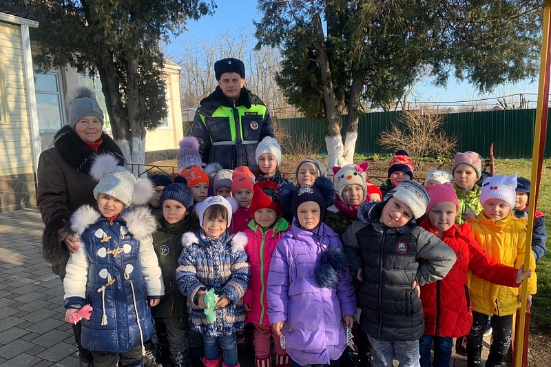 В Краснодарском крае детям напоминают правила безопасного поведения во время зимних каникул