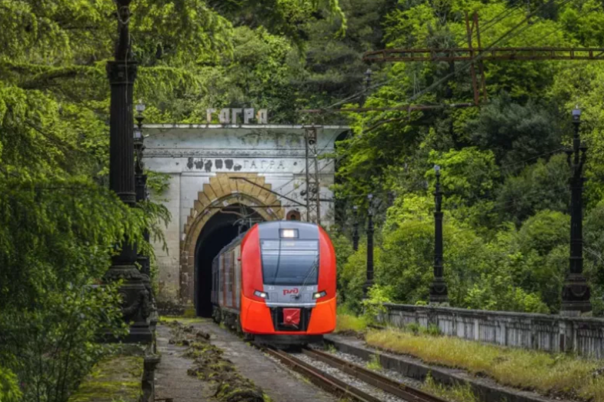 Провисло 200 шпал: движение поездов остановлено в Абхазии из-за ливня