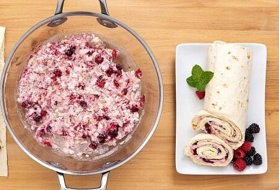 Сворачиваем рулет из лаваша с творогом - яркий десерт за 10 минут вместо скучных бутеров