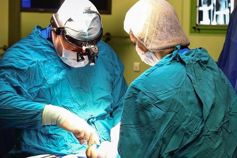 Краснодарские врачи восстановили мужчине руку со сквозной раной от ожога