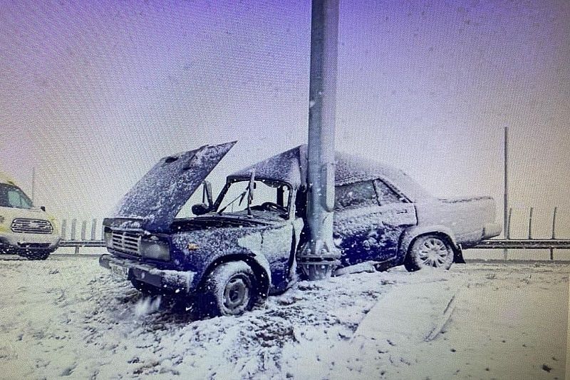 В Краснодарском крае женщина на ВАЗе улетела в столб на заснеженной дороге. Она погибла