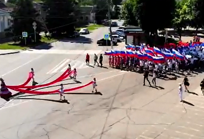 «Живой флаг России»: более 1 тыс. человек прошли по улицам Гулькевичей