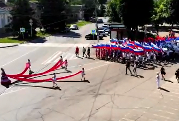 «Живой флаг России»: более 1 тыс. человек прошли по улицам Гулькевичей