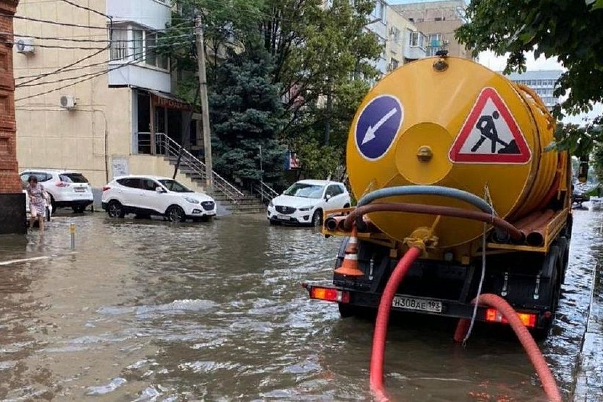 В Краснодаре 36 спецавтомобилей ликвидируют подтопления