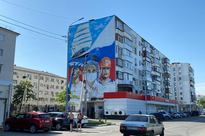 В Новороссийске героям России посвятили два новых граффити