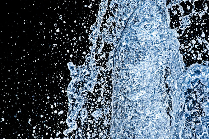 Десятиметровый фонтан вырвался из водопровода в Сочи: аварию планируют устранить к полуночи