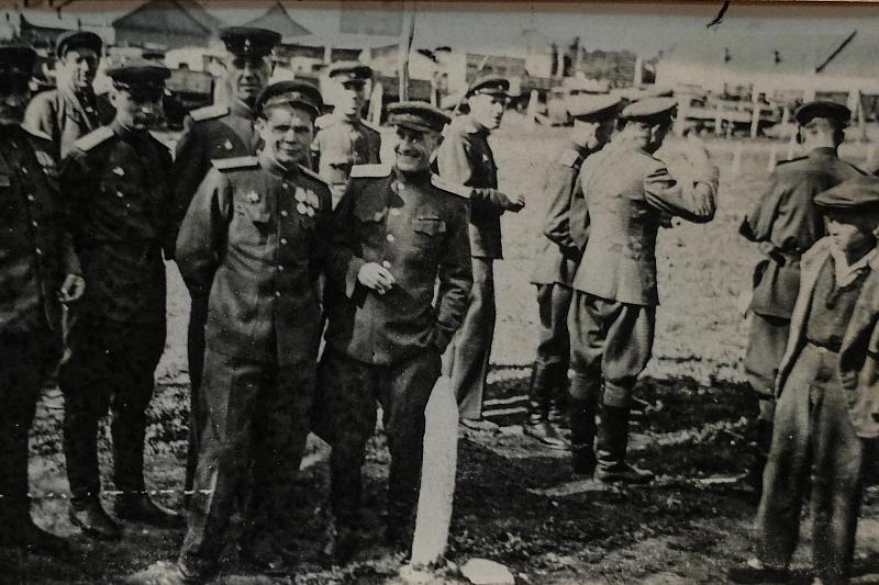 Советские солдаты в освобожденной станице Абинской.