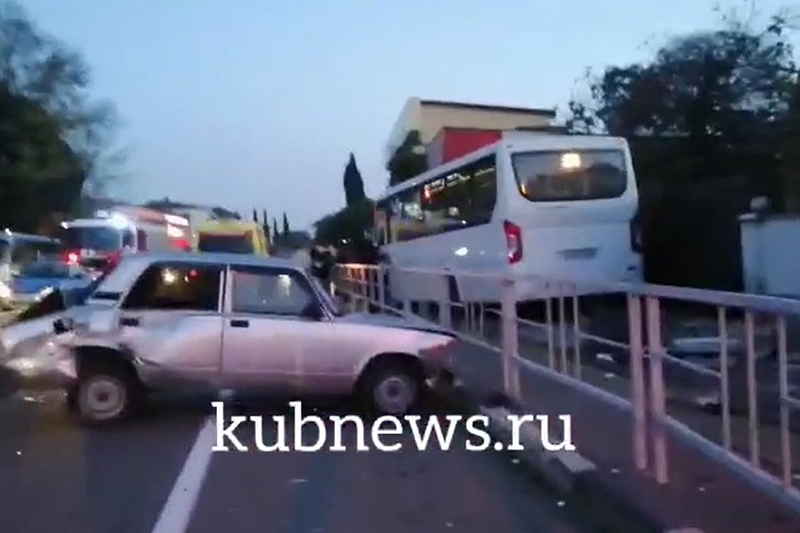 Отвлекся от дороги: в Сочи водитель автобуса устроил массовое ДТП и выехал на тротуар