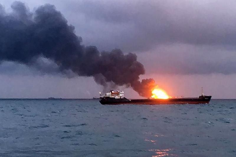 Названа вероятная причина пожара на двух судах в Черном море