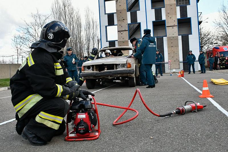 В Краснодаре выбрали лучшую команду пожарных по ликвидации последствий ДТП
