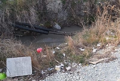 Спасатели помогли мужчине, зависшему над водой на прутьях 