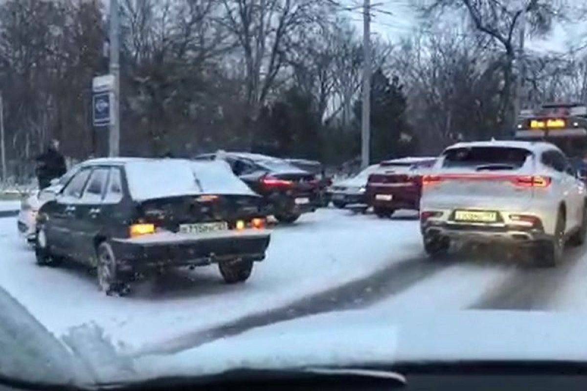 День жестянщика в Краснодаре: в центре города на скользкой дороге столкнулись 4 машины