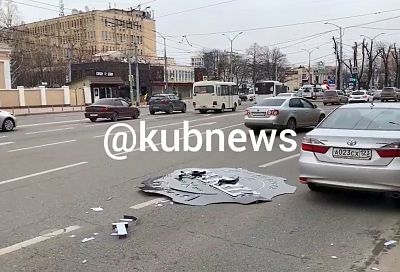 Из-за сильного ветра вывеска ресторана на крыше ТРЦ «Галерея» рухнула на оживленную дорогу