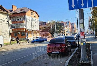 «Превратили улицу в парковку»: брошенные на дороге по Ратной Славы в Краснодаре машины будут эвакуировать