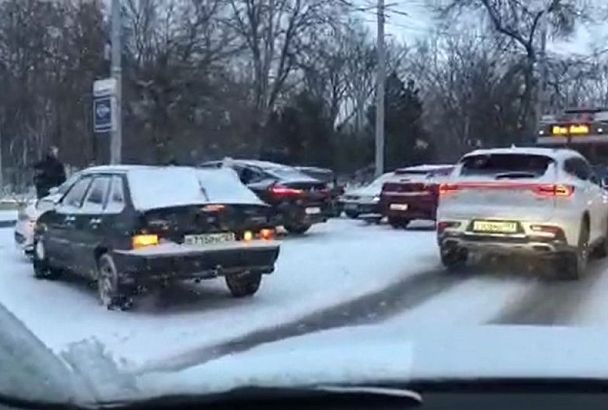 День жестянщика в Краснодаре: в центре города на скользкой дороге столкнулись 4 машины