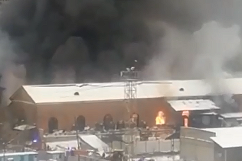 Крупный пожар вспыхнул на площади трех вокзалов в Москве: к тушению привлечены спецпоезд и авиация