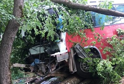 Массовая авария с туристическим автобусом в Краснодарском крае: первые кадры с места