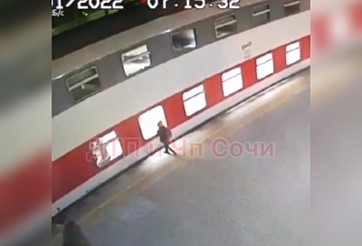 В Сочи пятилетняя девочка упала под готовый к отправлению поезд