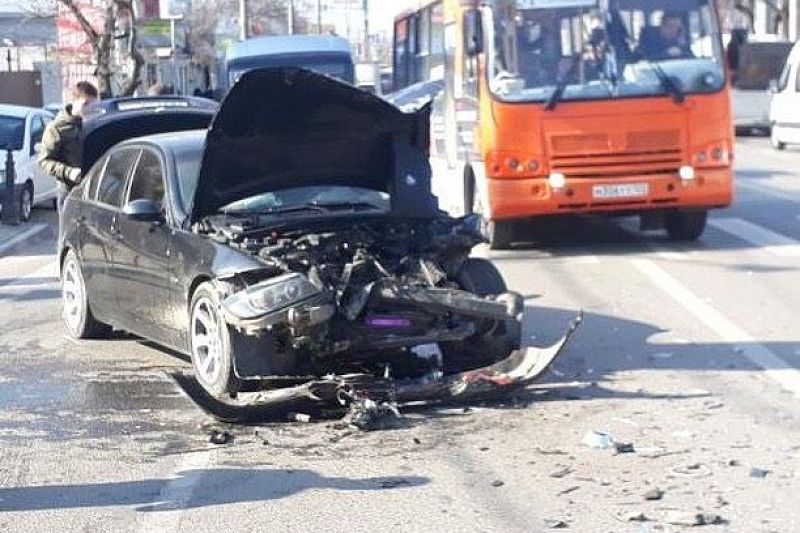 В Краснодаре на улице Северной столкнулись Toyota и BMW. Образовалась большая пробка 