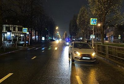 Водитель на «Ладе Весте» сбил переходящего дорогу на красный свет пешехода. Он госпитализирован