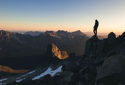 Альпинистка на пике Победы больше не подает признаки жизни