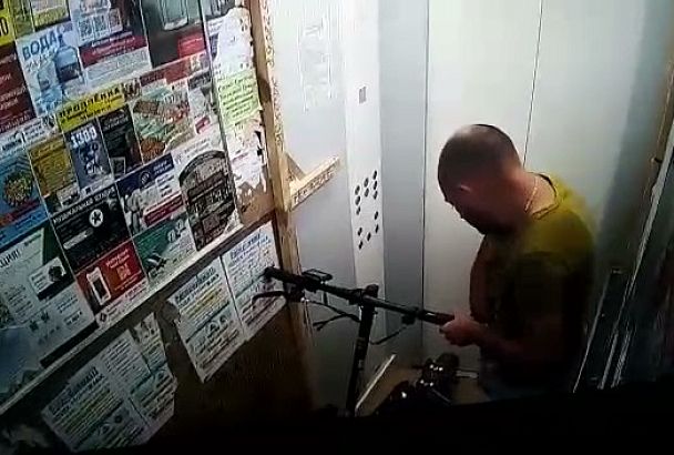 Момент возгорания электросамоката в лифте с мужчиной в Краснодаре попал на видео