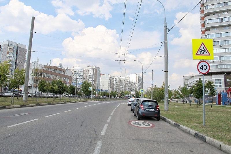 Краснодарцев попросили убрать автомобили с новой выделенной полосы в Юбилейном микрорайоне