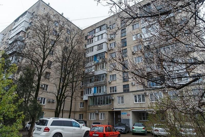 Мэр на крыше: Евгений Первышов оценил ход ремонта в многоквартирном доме по ул. Гагарина в Краснодаре
