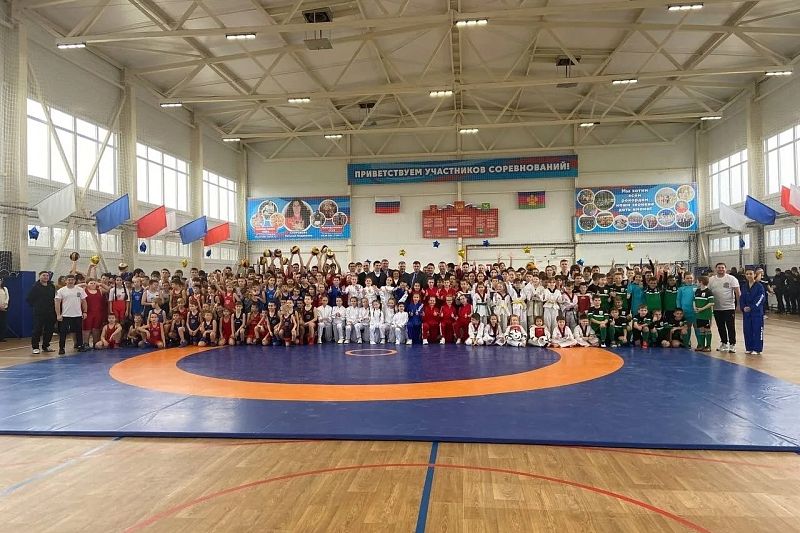 Универсальный спортивный комплекс открыли в Славянском районе