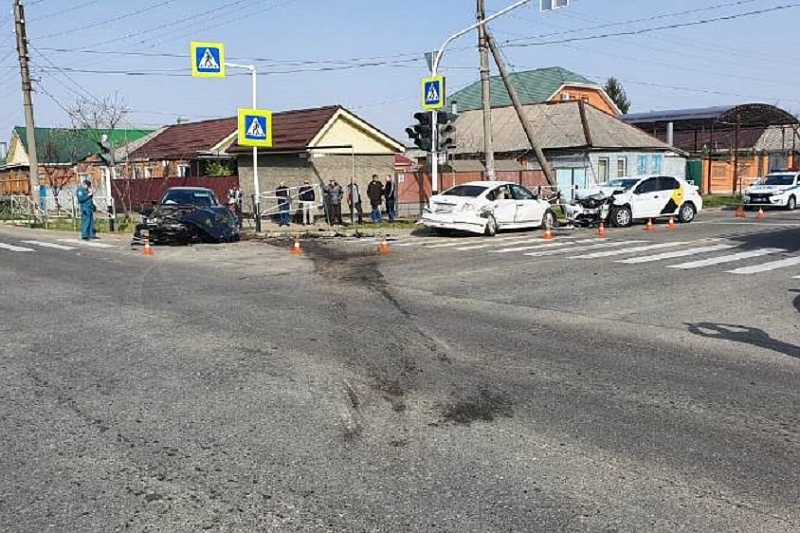 В Адыгее столкнулись автомобиль Яндекс.Такси и две иномарки. Пострадали три человека