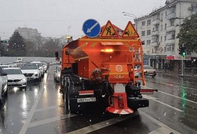 Первый снег в Краснодаре: на улицах дежурит спецтехника 