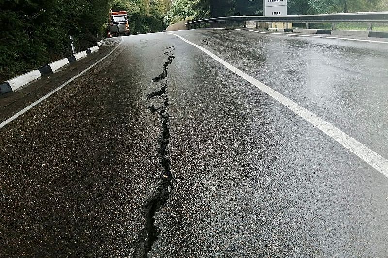 Более 30 км федеральной трассы повреждены после непогоды в Сочи