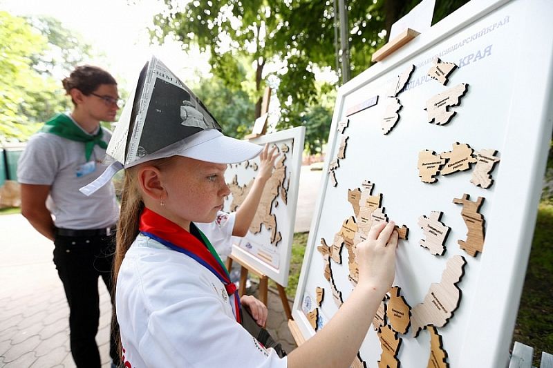 Около двух тысяч детей из всех районов Краснодарского края принимают участие в празднике «Яркие краски детства»
