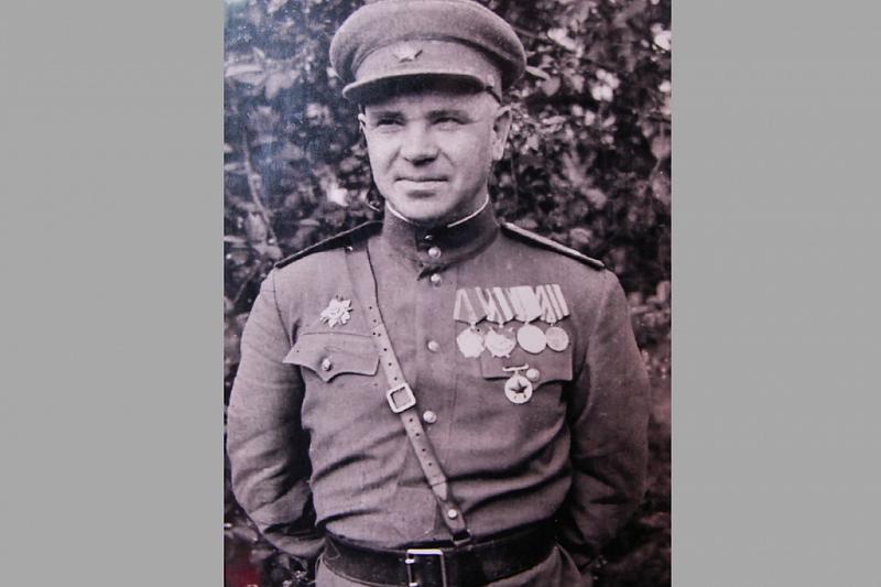 Отец Елены - Петр Балуда, служил вместе с маршалом Жуковым.