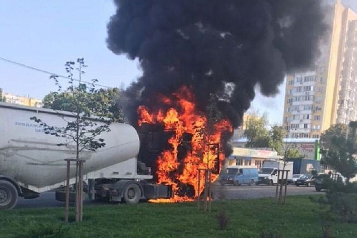 В Краснодаре на дороге загорелась фура