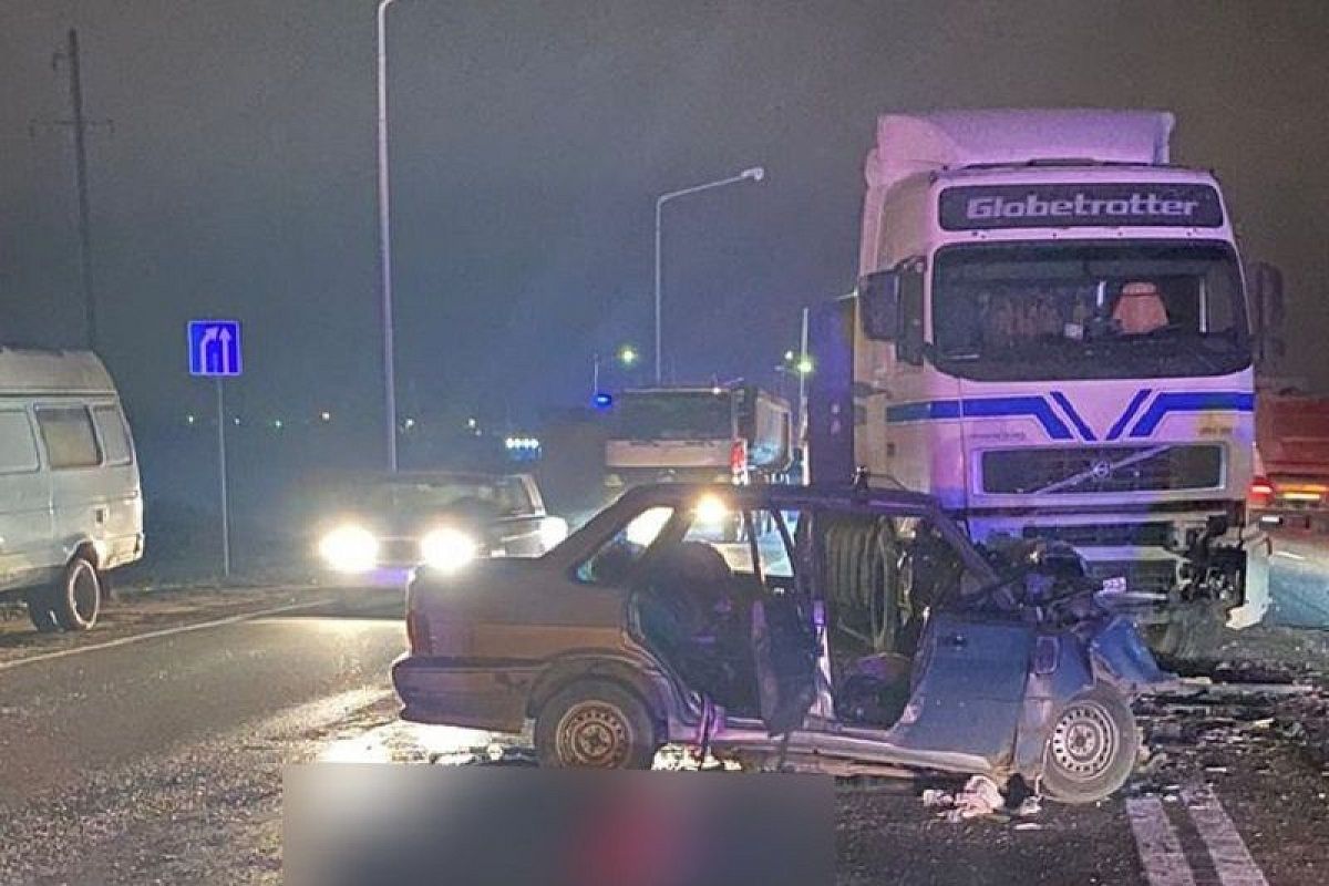 В Адыгее пенсионерка на ВАЗе врезалась в фуру. Погибли два человека