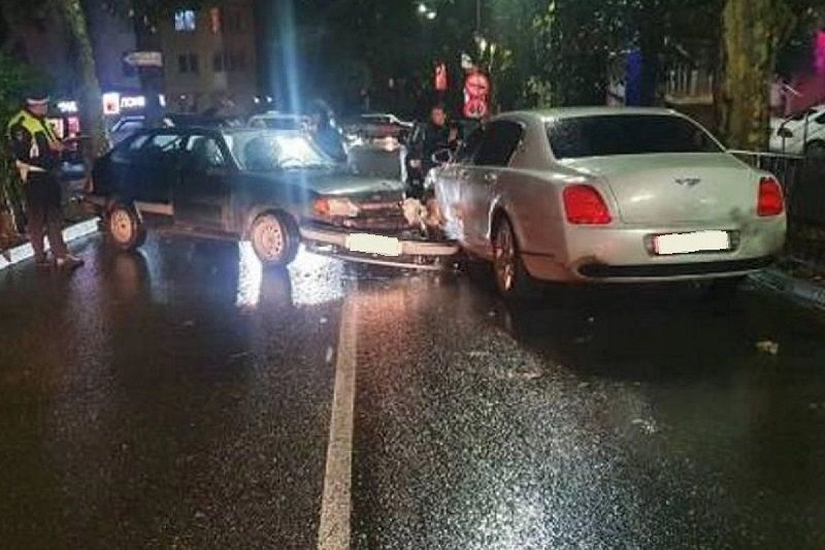 В Сочи женщина на ВАЗе врезалась в припаркованный Bentley