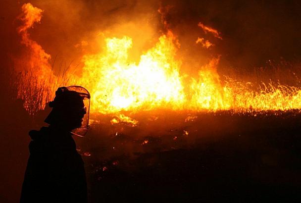 Сильный пожар тушат в Геленджике