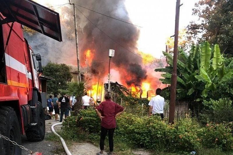 Около 30 человек проживали в сгоревшем двухэтажном доме в Сочи 