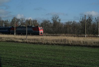Пассажирский поезд протаранил выехавшую на пути легковушку в Краснодарском крае. Есть пострадавшие