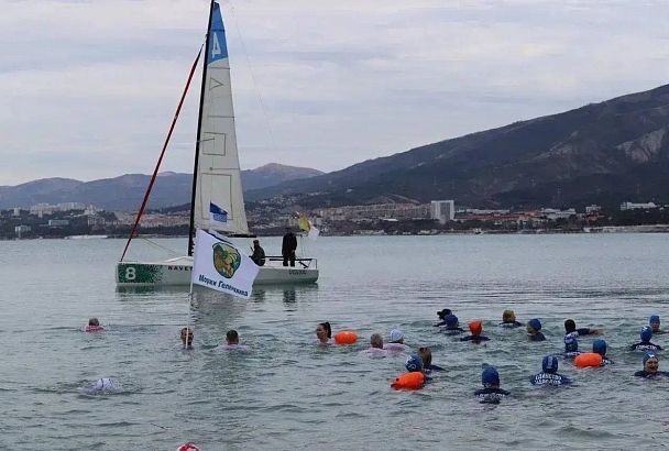 Обливание холодной водой и заплыв в море: Геленджик присоединился к акции «Быть здоровым - это модно!»